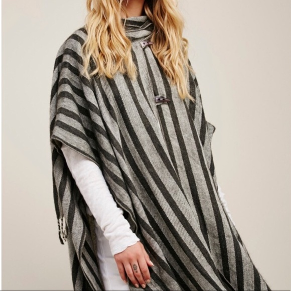 ✌🏼SOLD✌🏼{Free People} Cape/Poncho - Picture 3 of 8